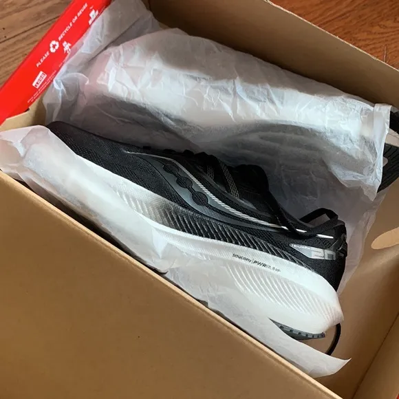 Saucony Triumph 20 Running Shoes Women’s Black White New In Box Size 9.5