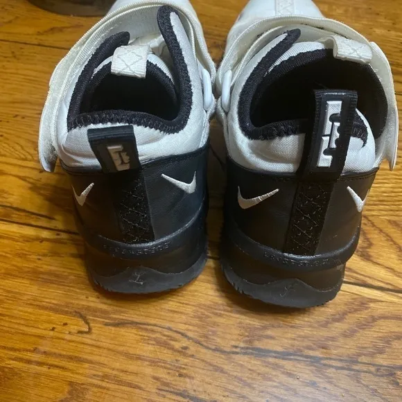 SIZE 7Y nike leBron soldier 3308450303.  .