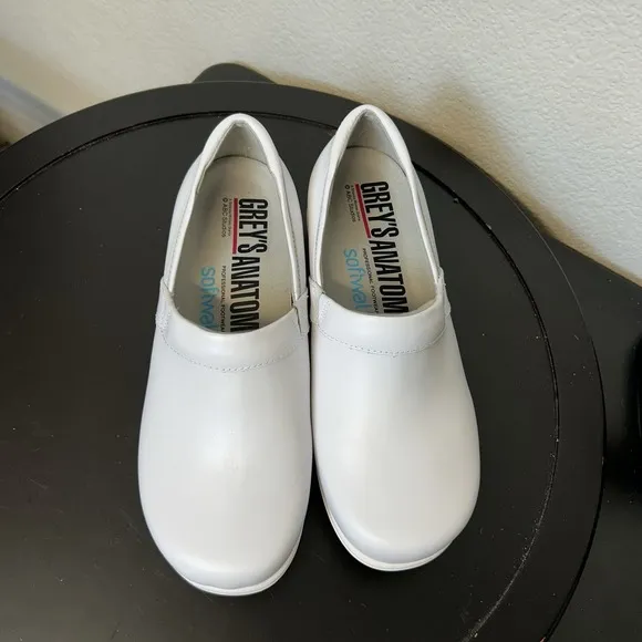 SoftWalk Grey's Anatomy Meredith White Box Leather Clogs Shoes Womens Sz 9 Wide