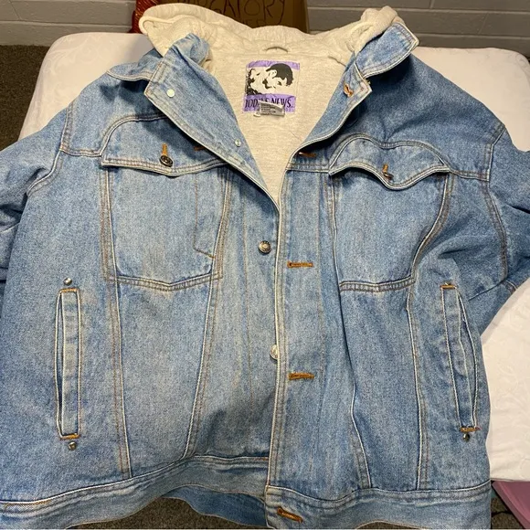 Today’s News 😍 Vintage Hooded Jean Jacket Unique Details Round Pocket XL Denim