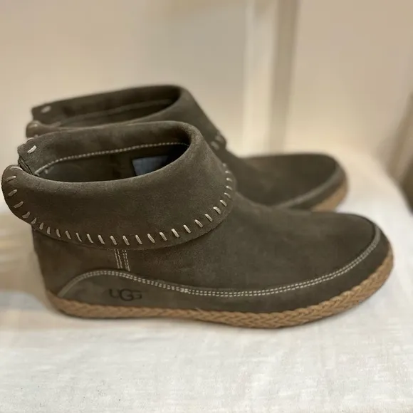UGG Varney Bootie 7.5
