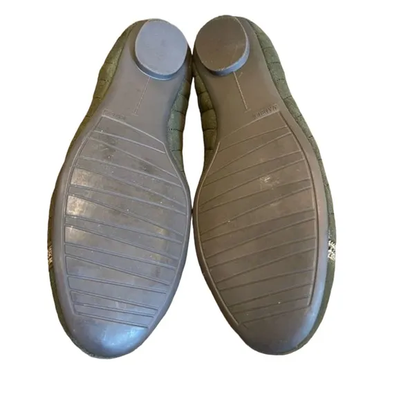 Vaneli Olive Green Slip on flats Womens Shoes Size 8.5 N preowned with box