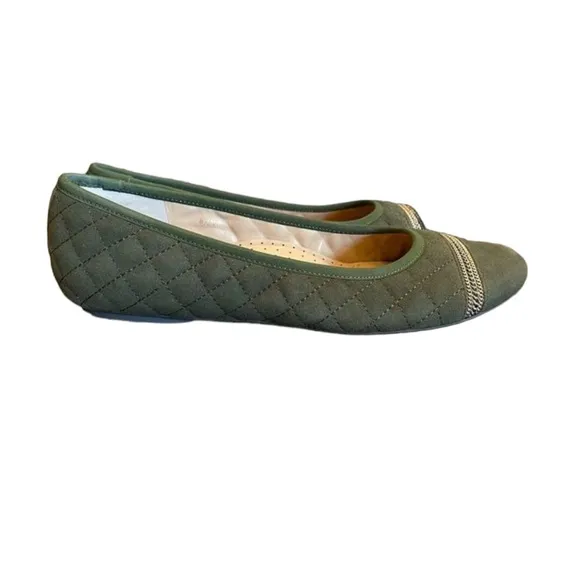 Vaneli Olive Green Slip on flats Womens Shoes Size 8.5 N preowned with box