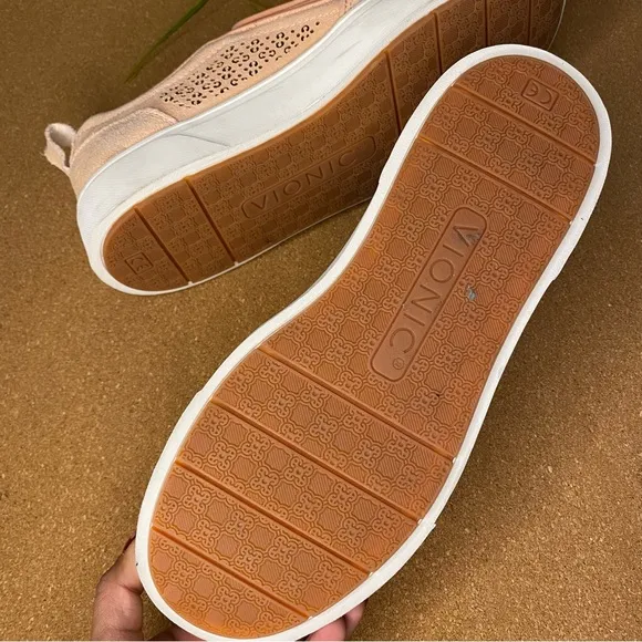 VIONIC KIMMIE PERFORATED SUEDE SLIP ON SNEAKER ROSE SIZE 8