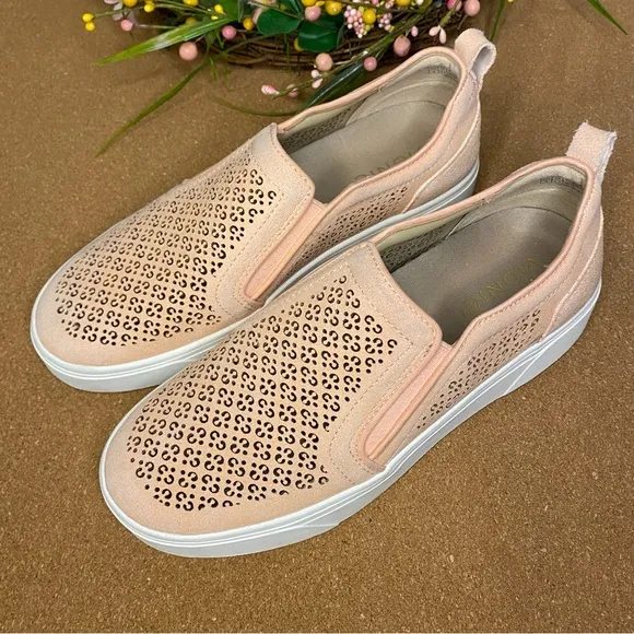 VIONIC KIMMIE PERFORATED SUEDE SLIP ON SNEAKER ROSE SIZE 8