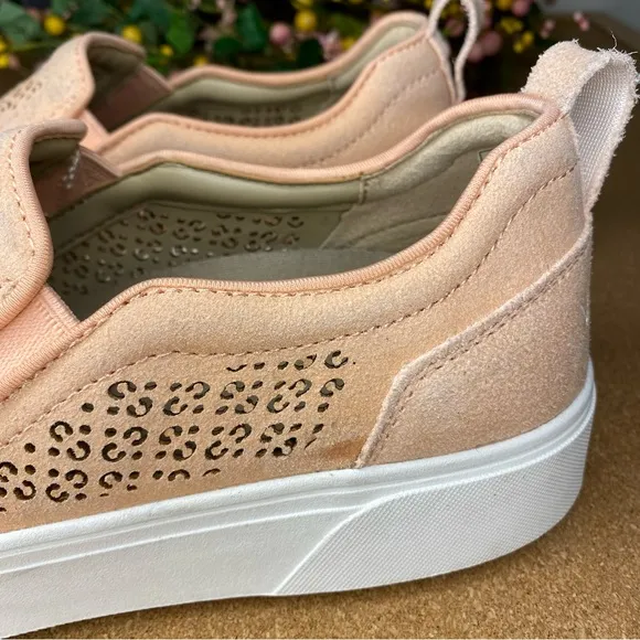 VIONIC KIMMIE PERFORATED SUEDE SLIP ON SNEAKER ROSE SIZE 8