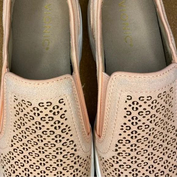 VIONIC KIMMIE PERFORATED SUEDE SLIP ON SNEAKER ROSE SIZE 8