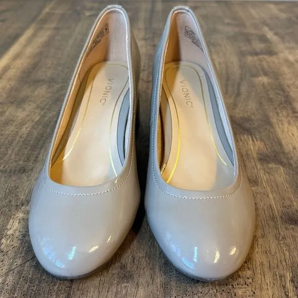 Vionic Women’s Carmel Patent Leather Chunky Comfort Round Toe Heel Taupe Size 7
