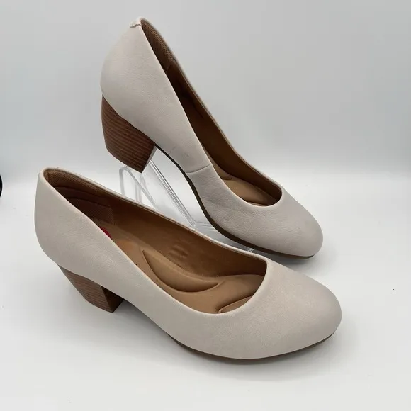 Women's Comfortiva Pillowtop Memory Foam Shoes Size 9WW Ivory