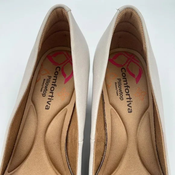Women's Comfortiva Pillowtop Memory Foam Shoes Size 9WW Ivory