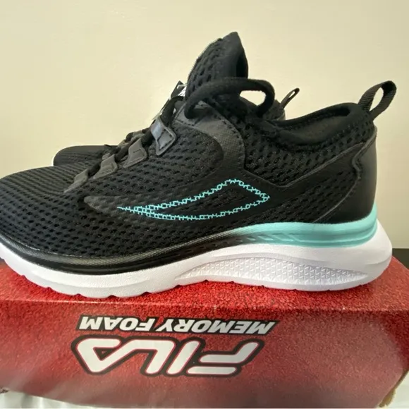 Women's FILA Memory Neometric Running Shoes Sneakers 7.5 Wide NWT