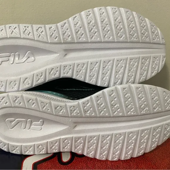 Women's FILA Memory Neometric Running Shoes Sneakers 7.5 Wide NWT